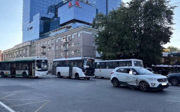 Автобус №44 столкнулся с Hyundai на проспекте Революции в Воронеже