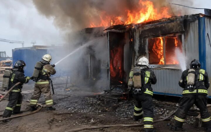 Мужчина погиб при пожаре в металлическом вагончике в Новомарковке