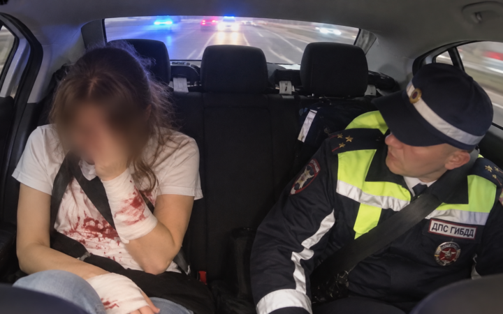 Раненая женщина начала терять сознание в машине: инспекторы ДПС срочно доставили её к врачам