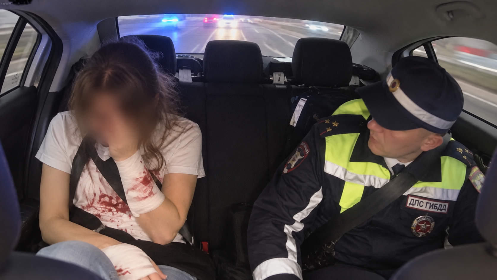Раненая женщина начала терять сознание в машине: инспекторы ДПС срочно доставили её к врачам