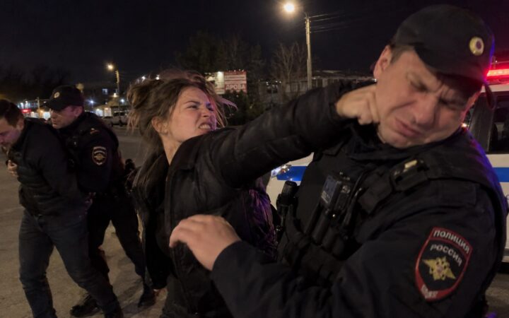 Пьяная женщина избила полицейского, заступаясь за мужа в Воробьёвском районе
