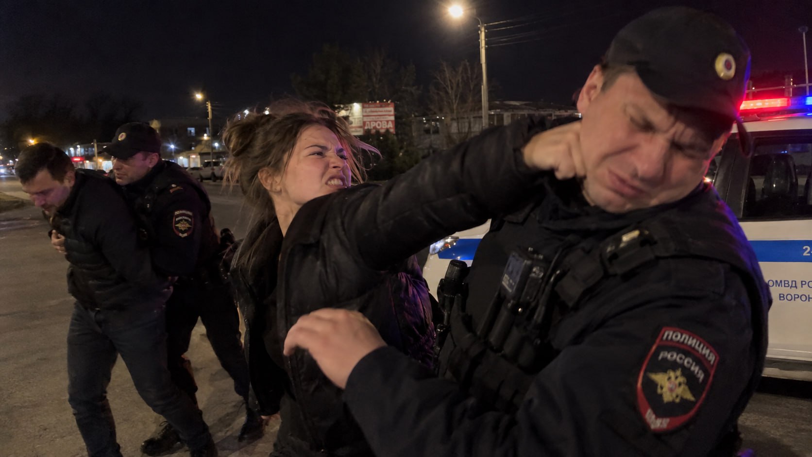 Пьяная женщина избила полицейского, заступаясь за мужа в Воробьёвском районе