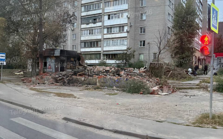 Сгоревшее заброшенное кафе на углу улиц Беговой и Новгородской начали сносить