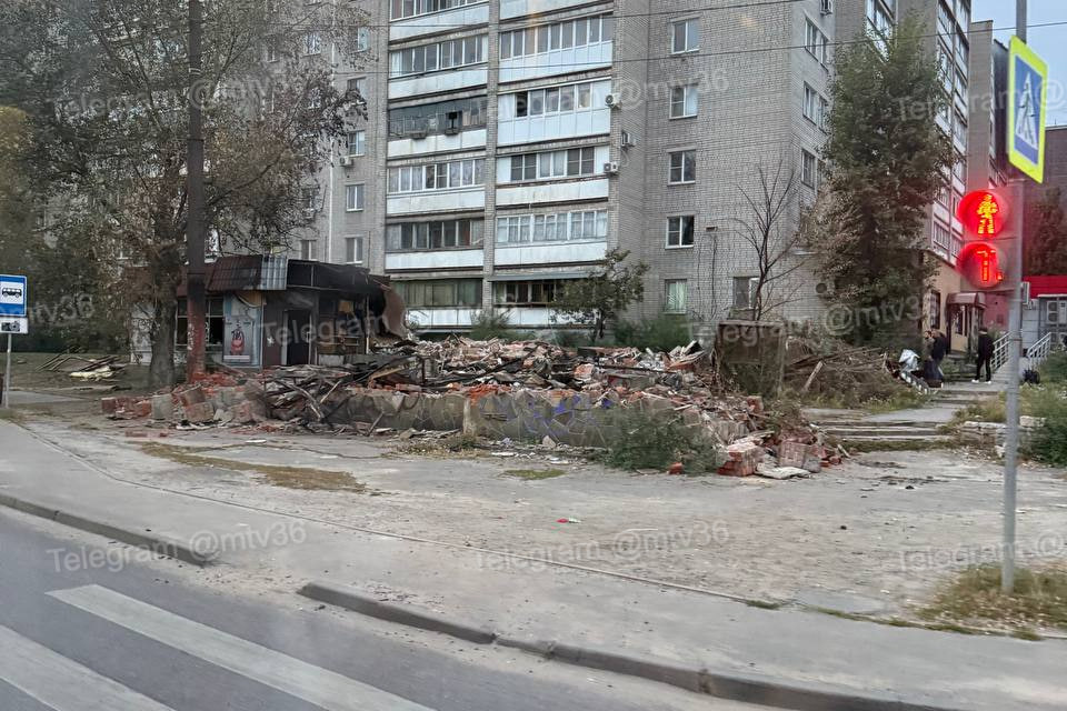 Сгоревшее заброшенное кафе на углу улиц Беговой и Новгородской начали сносить