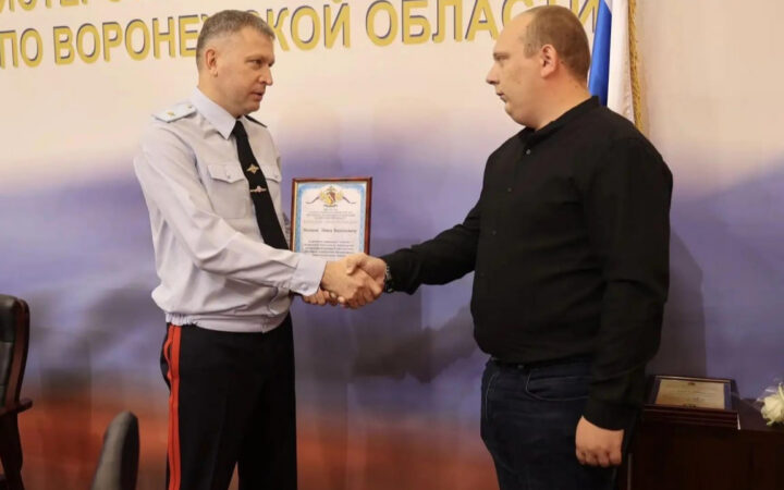 Воронежский таксист помог спасти пенсионерку от мошенников