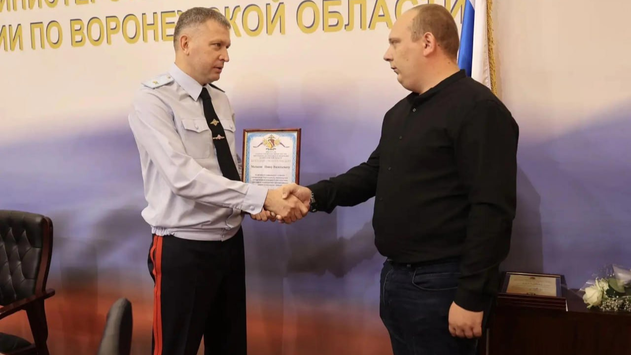 Воронежский таксист помог спасти пенсионерку от мошенников
