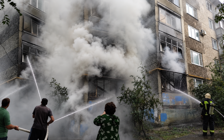 Воронежские коммунальщики на поливальной машине потушили горящую квартиру