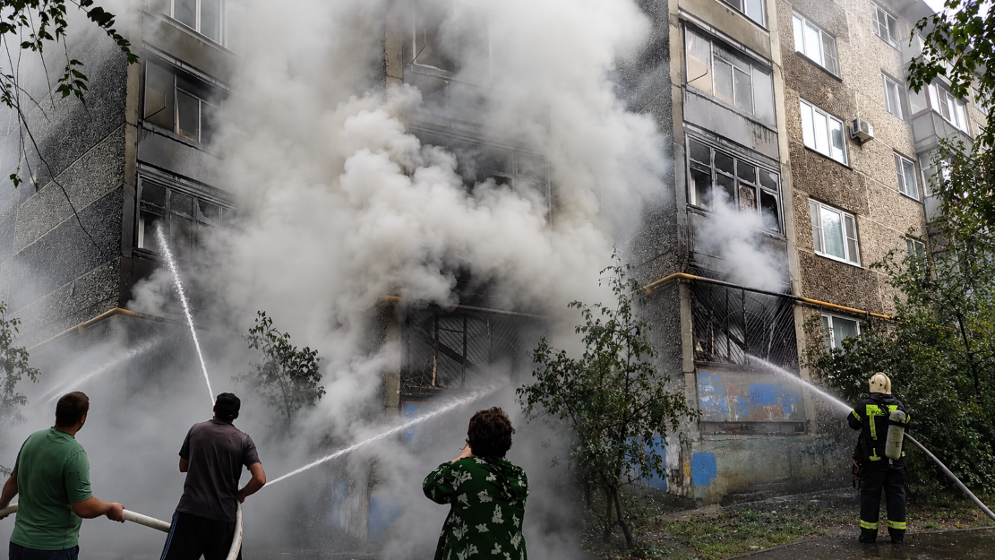Воронежские коммунальщики на поливальной машине потушили горящую квартиру