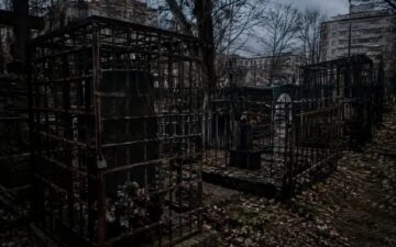 Клетки и замки на могилах: что известно о необычном кладбище в центре Воронежа