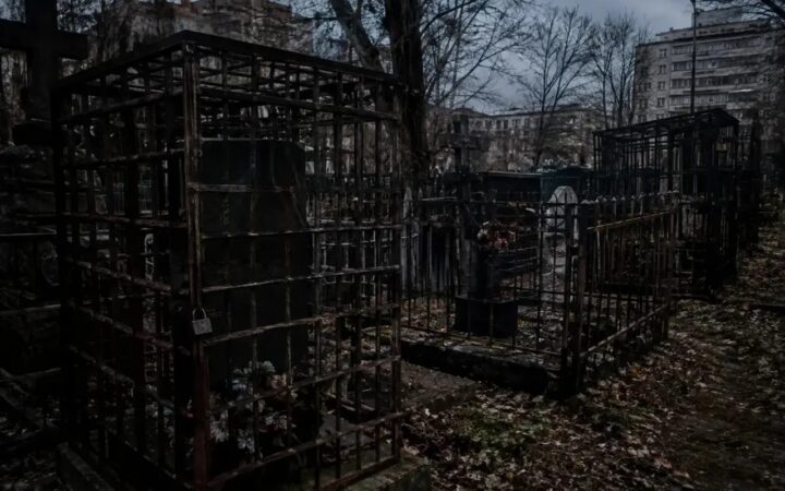 Клетки и замки на могилах: что известно о необычном кладбище в центре Воронежа