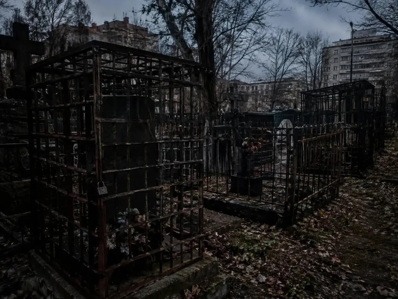 Клетки и замки на могилах: что известно о необычном кладбище в центре Воронежа