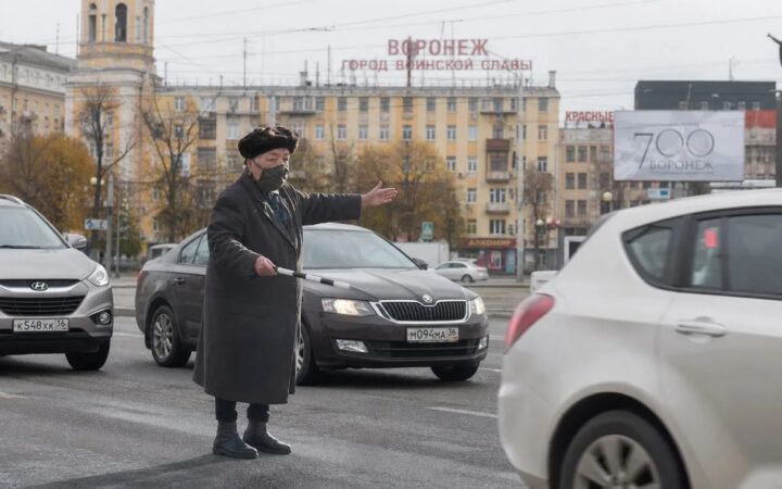 Больше, чем городская легенда: история тёти Любы, бабушки-регулировщицы из Воронежа