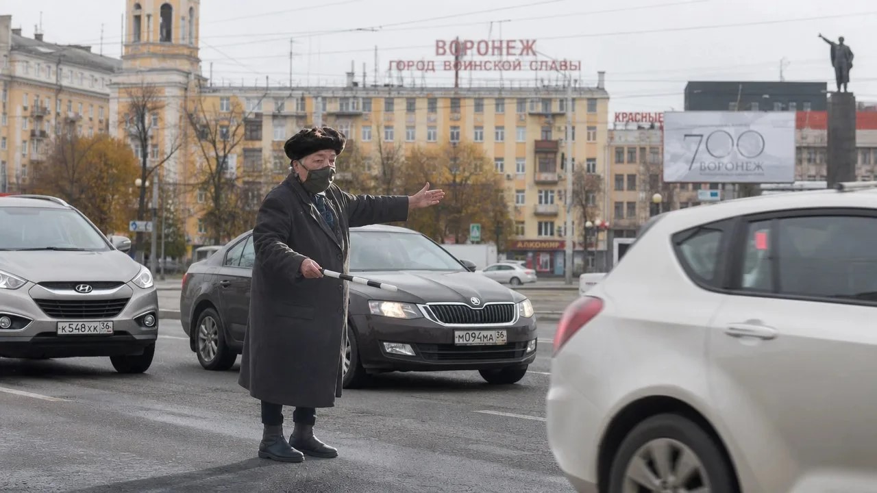 Больше, чем городская легенда: история тёти Любы, бабушки-регулировщицы из Воронежа