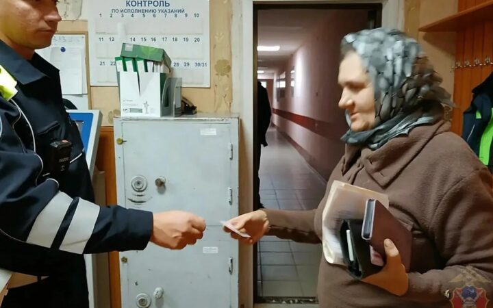 В Семилуках сотрудники ДПС вернули женщине потерянное водительское удостоверение
