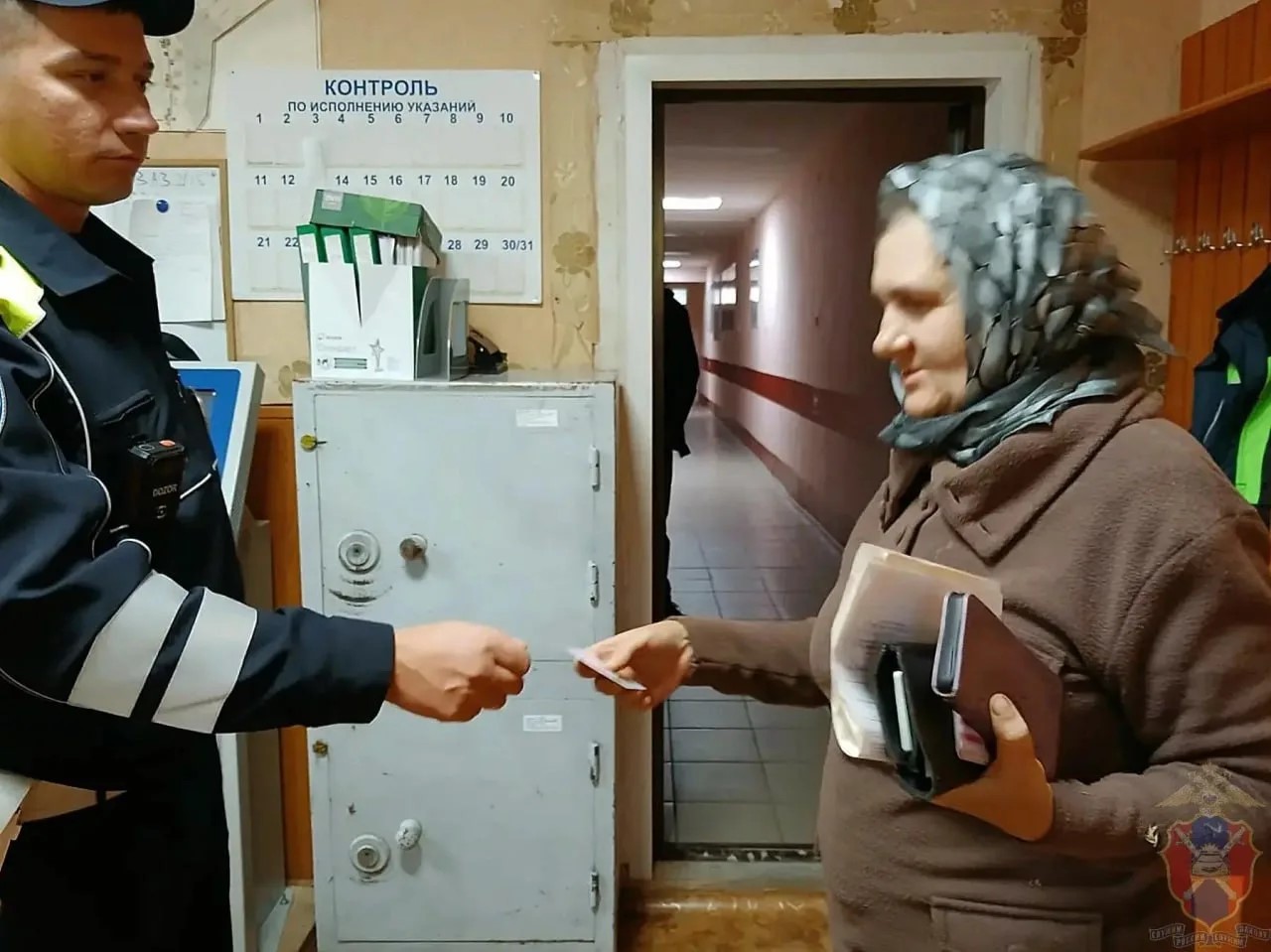 В Семилуках сотрудники ДПС вернули женщине потерянное водительское удостоверение