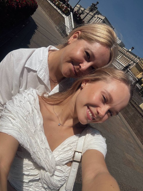 Ангелина Мельникова с мамой во время прогулки по Москве