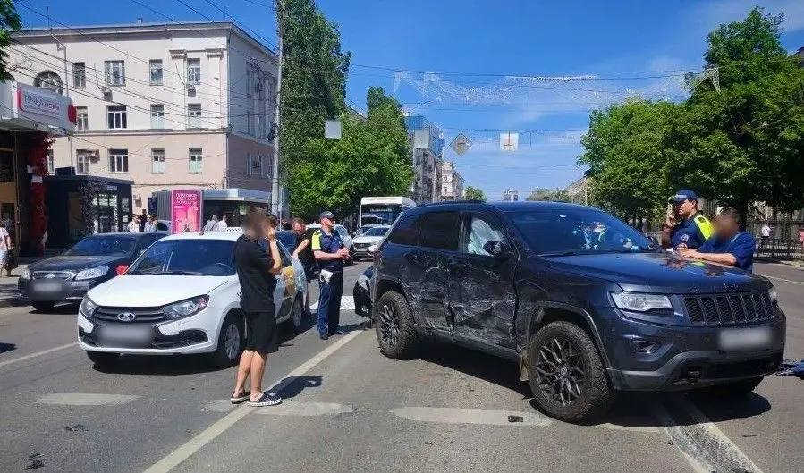 Воронежец проехал на красный, насмерть сбил пенсионера на Плехановской и избежал тюрьмы
