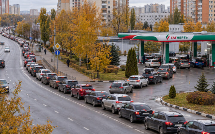 На АЗС «Татнефти» в Воронеже завезли бензин, гигантская очередь растянулась на две улицы