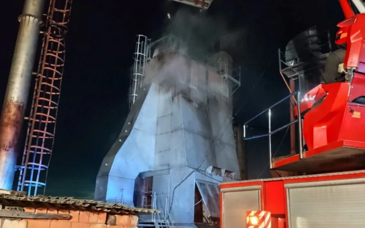 У зерносушилки в Богучарском районе обрушилась кровля после пожара