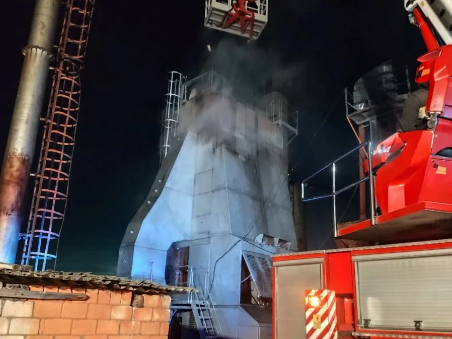У зерносушилки в Богучарском районе обрушилась кровля после пожара