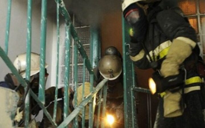 Спасатели эвакуировали людей из загоревшегося дома в Воронеже