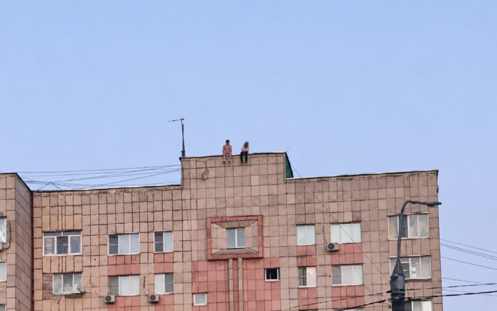 Дети забрались на крышу многоэтажки в Воронеже: кто виноват и как предотвратить трагедию