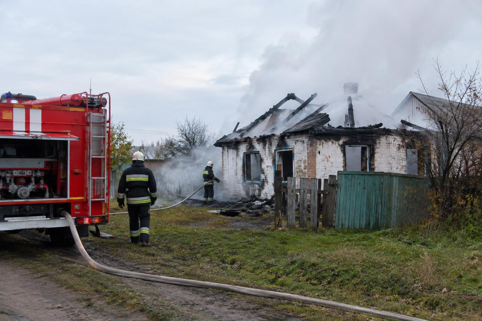 Под Воронежем мужчина попал в больницу после пожара в частном доме