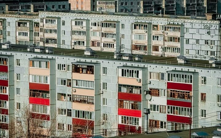 Аэрофотоснимок городских многоквартирных домов с ярко выраженным советским архитектурным стилем.