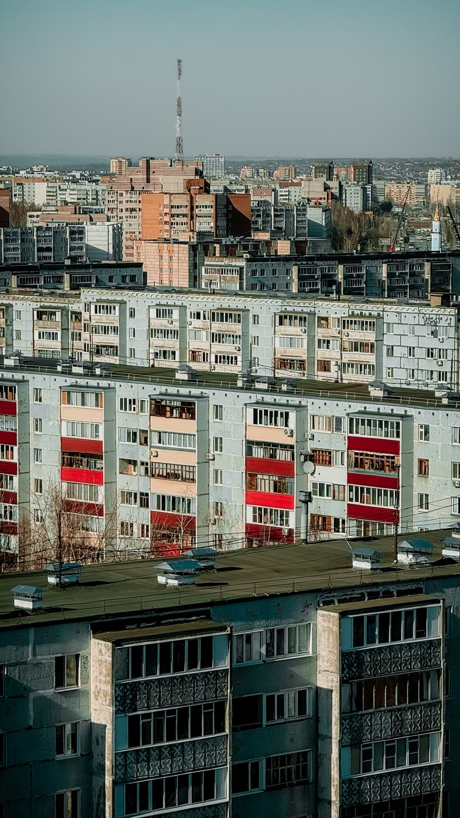 Аэрофотоснимок городских многоквартирных домов с ярко выраженным советским архитектурным стилем.