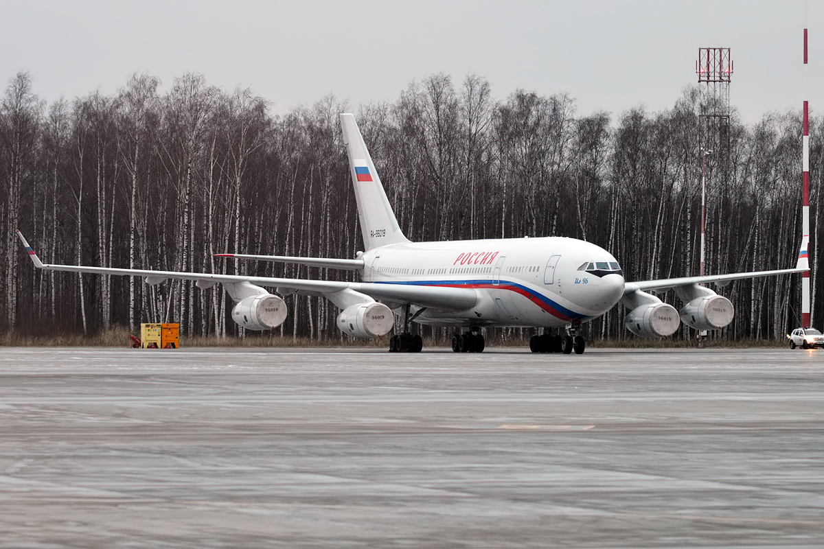 Ил-96-300 специального лётного отряда «Россия», вид спереди