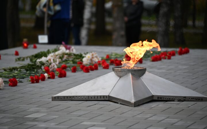 В Каширском зажгли Вечный огонь у обновленного мемориала