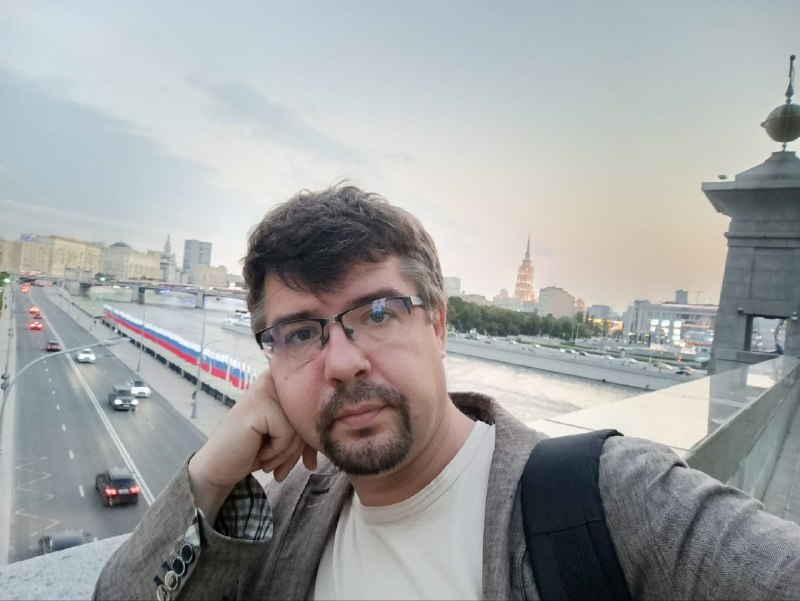 Никита Чеботарев на фоне Москвы