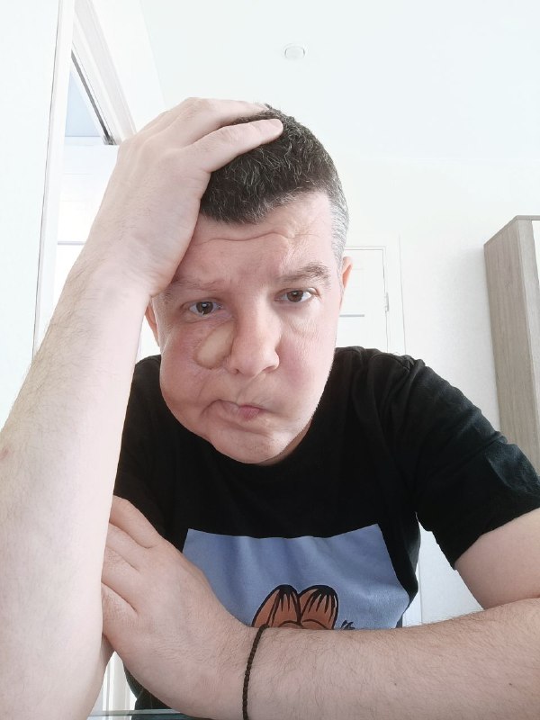 Никита Чеботарев сидит за столом