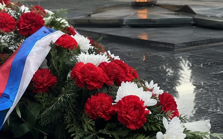 Жителя Петропавловского района заподозрили в поджоге венка на братской могиле