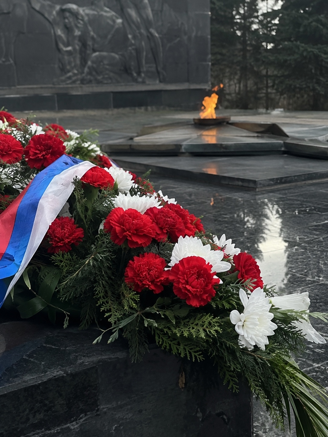 Жителя Петропавловского района заподозрили в поджоге венка на братской могиле