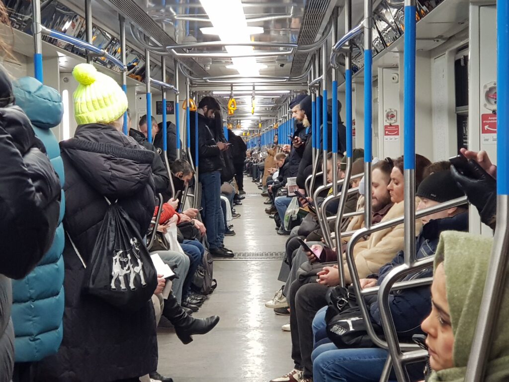 Пассажиры в салоне современного городского транспорта