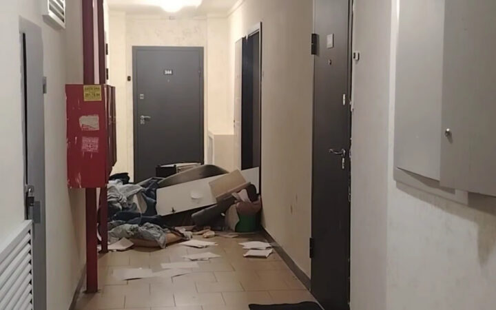 Жительница Борового ночью выбрасывала мебель из квартиры в подъезд