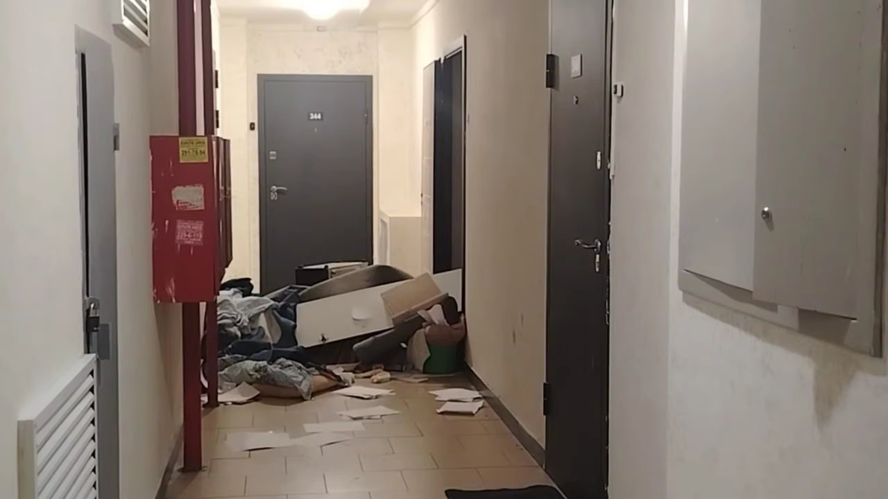 Жительница Борового ночью выбрасывала мебель из квартиры в подъезд