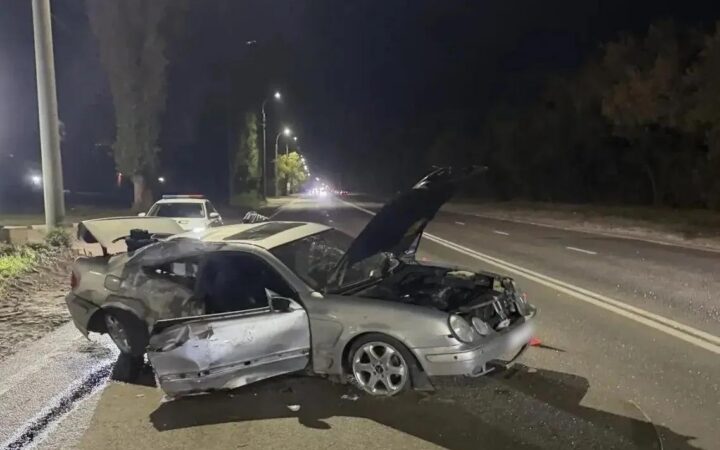 Два человека пострадали в ДТП с Mercedes на улице Дубровина