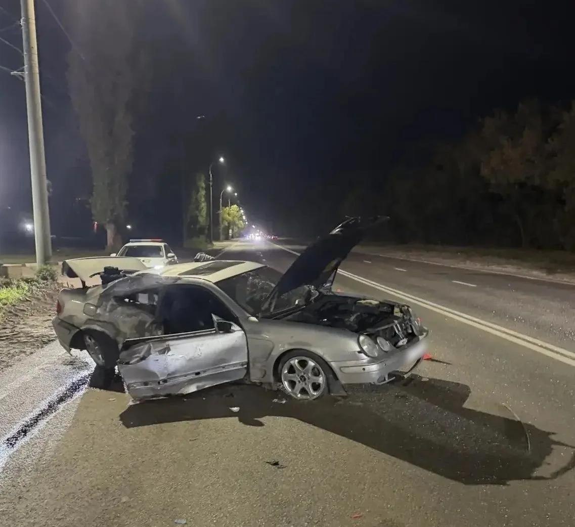 Два человека пострадали в ДТП с Mercedes на улице Дубровина