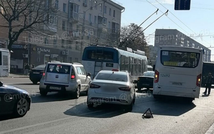 Два ДТП с автобусом и мусоровозом осложнили движение в центре Воронежа