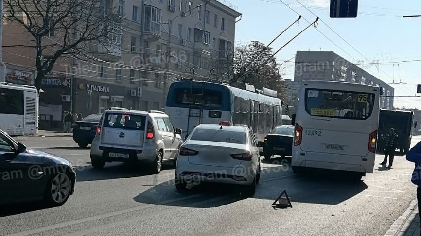 Два ДТП с автобусом и мусоровозом осложнили движение в центре Воронежа