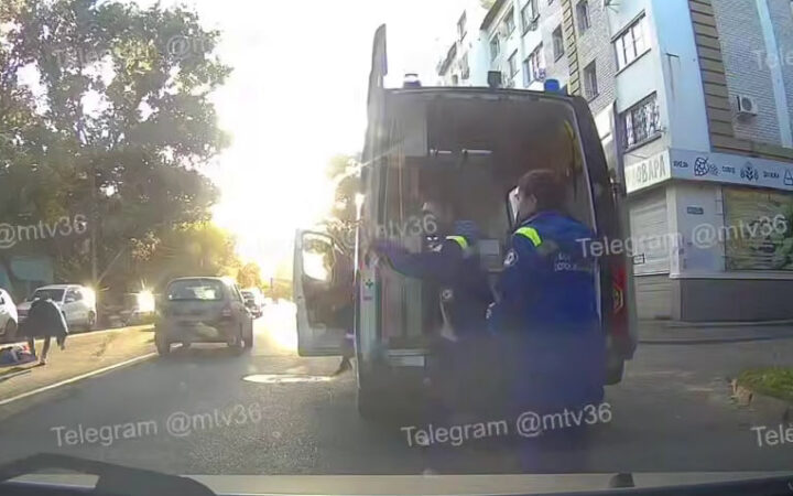 В Воронеже автомобиль сбил 8-летнюю девочку и женщину на улице Урицкого