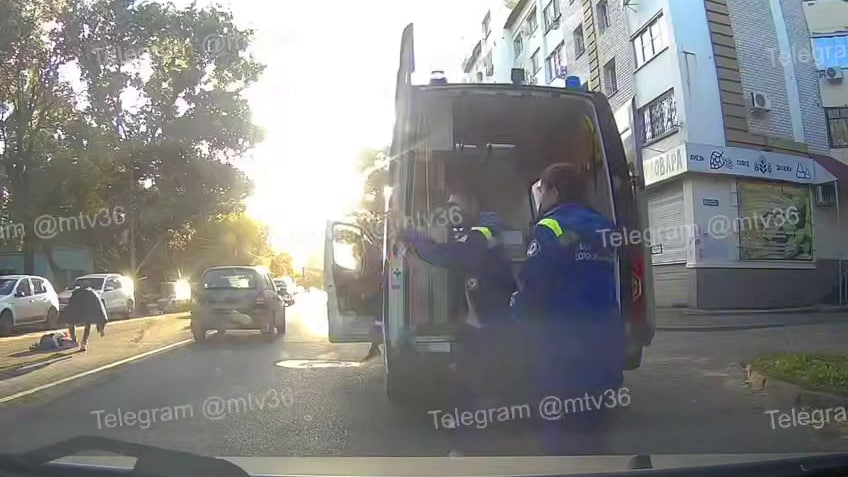 В Воронеже автомобиль сбил 8-летнюю девочку и женщину на улице Урицкого