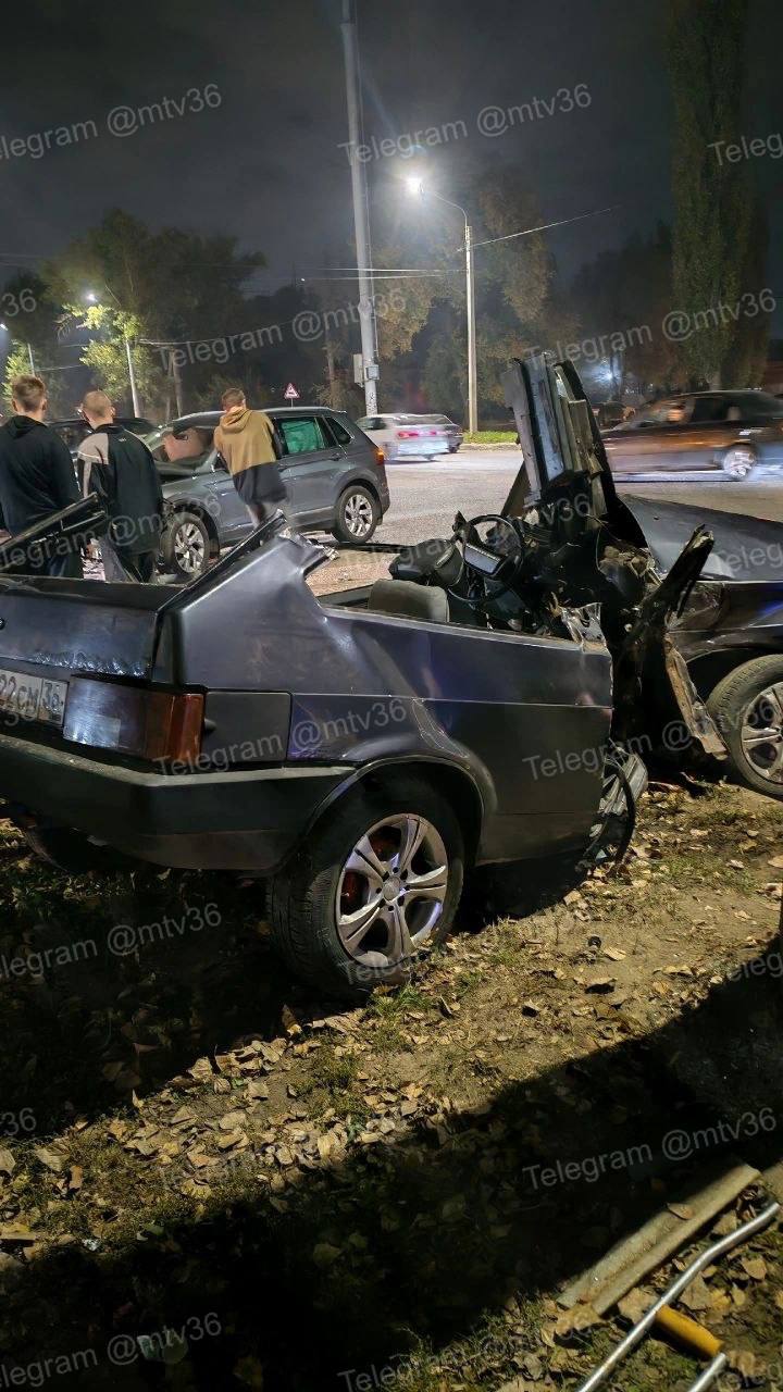 В Воронеже после столкновения ВАЗа и Volkswagen спасатели деблокировали пострадавших