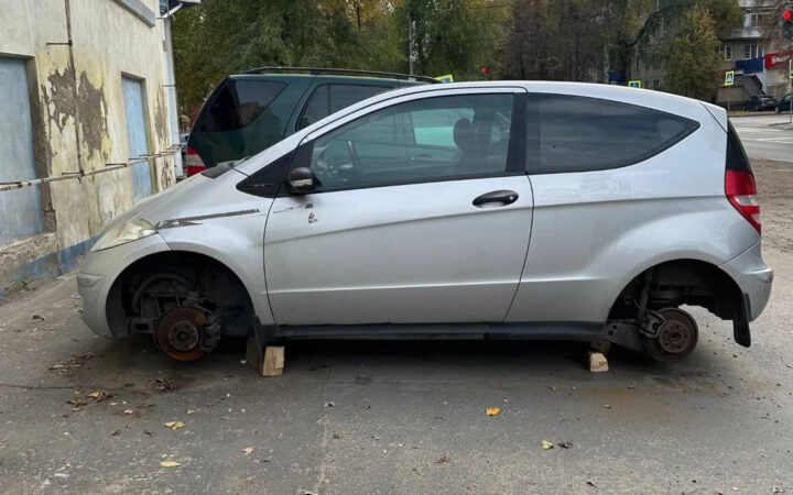 В Воронеже два алкаша «приделали ноги» иномарке молодой студентки, чтобы купить выпивку