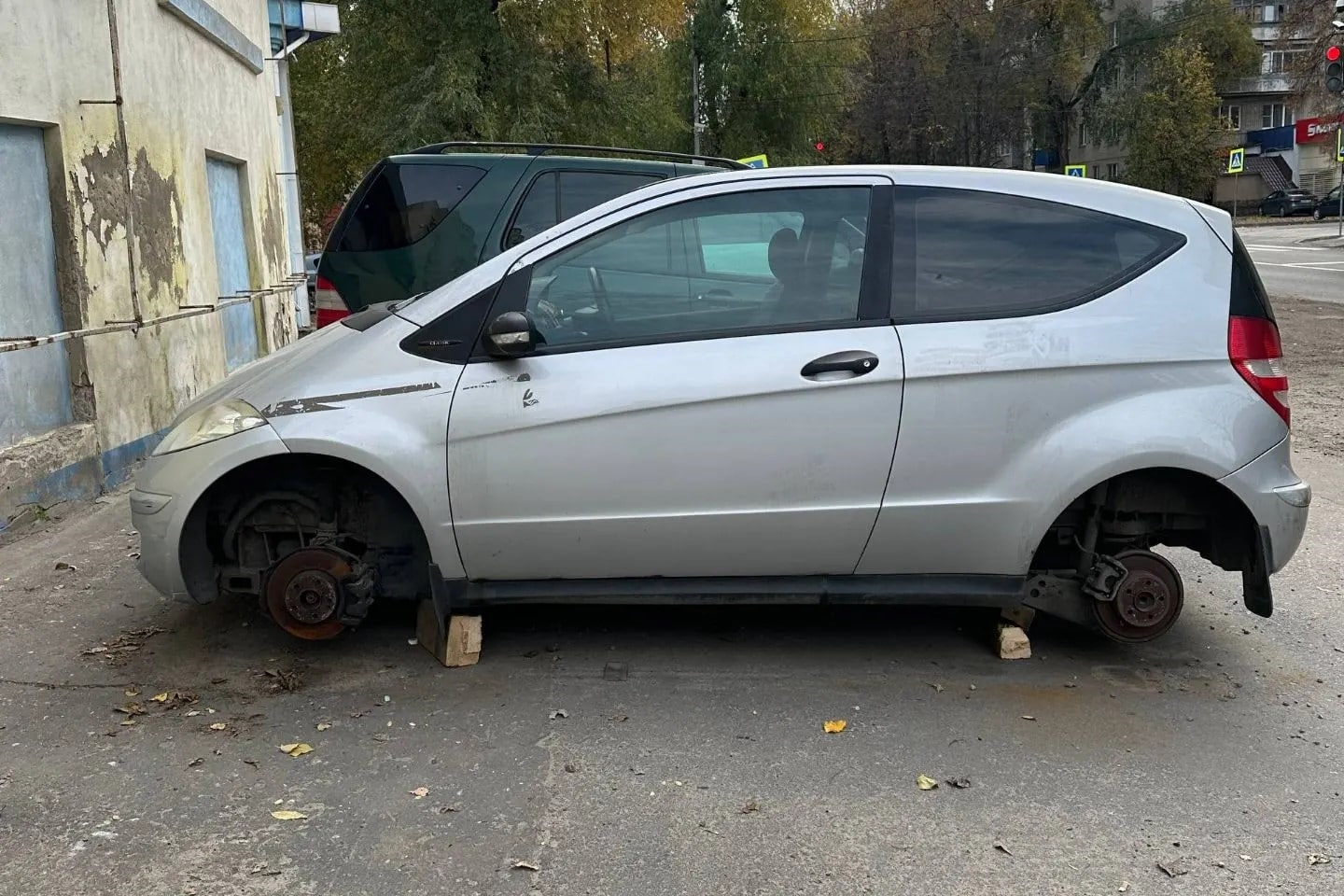 В Воронеже два алкаша «приделали ноги» иномарке молодой студентки, чтобы купить выпивку