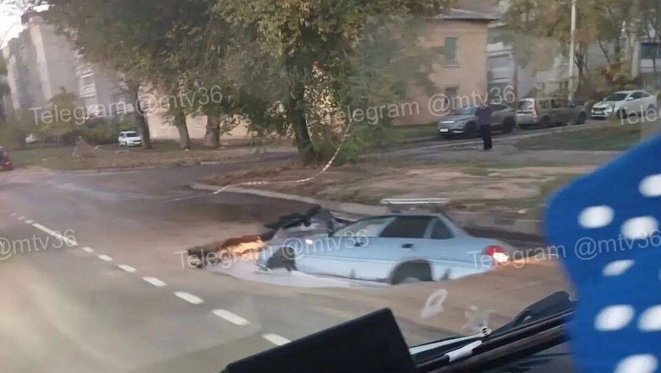  Машина провалилась под асфальт в Воронеже