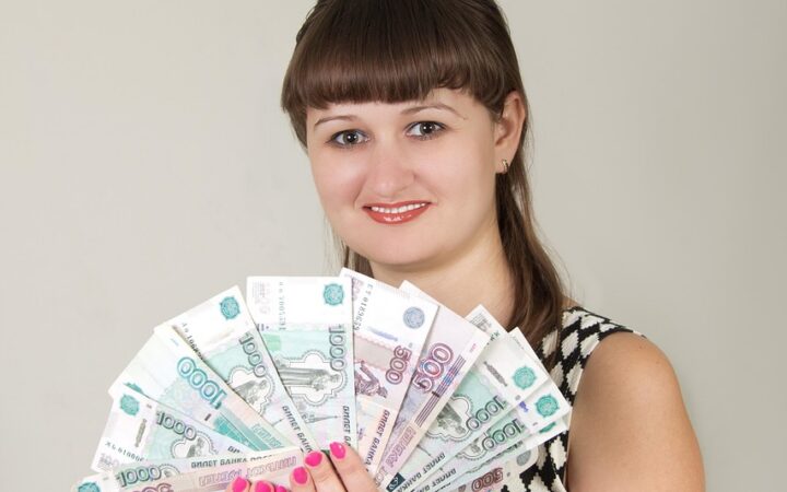 девушка, деньги, держит, выигрыш, в руках, веером, показывает, счастливая, выигрыш, выигрыш, выигрыш, выигрыш, выигрыш