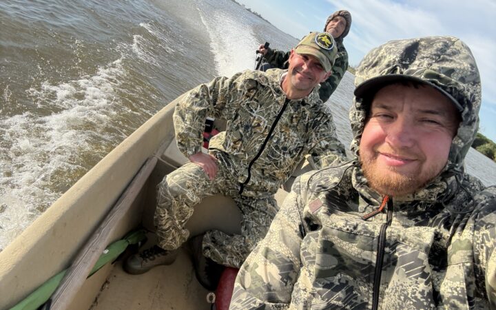 Рыбаки в лодке на водоемах дельты Волги